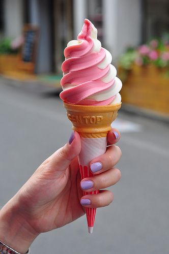 soft serve I Need Vitamin Sea, Pastel Cupcakes, Yummy Ice Cream, Love Ice Cream, Pink Foods, Milk Shakes, Ice Cream Parlor, Ice Cream Cones, Ice Ice Baby