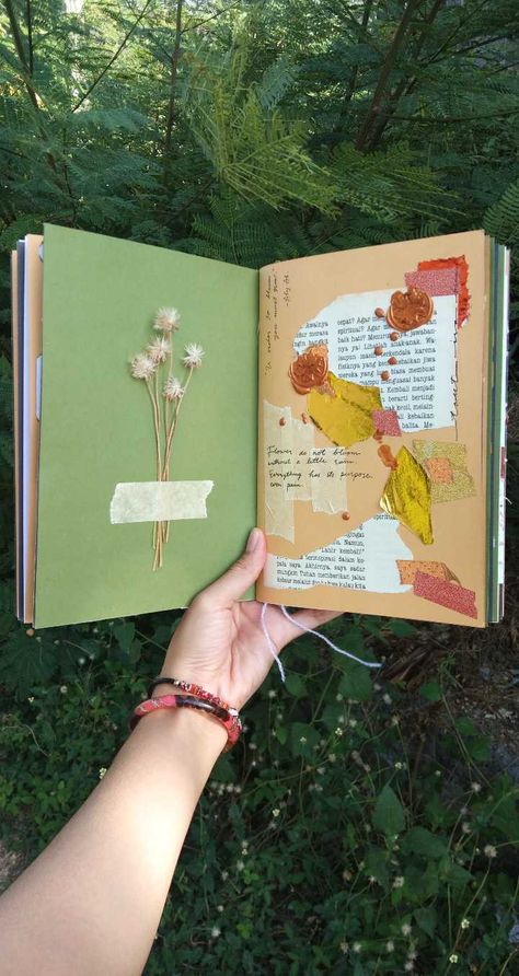 #artjournal #journaling #art #flowers Herbarium Book Ideas, Nature Scrapbook, Ballet Journal, Pressed Flower Crafts, Boarding House, Scrapbook Background, Scrapbook Book, Art Journal Therapy, Sketchbook Art Journal