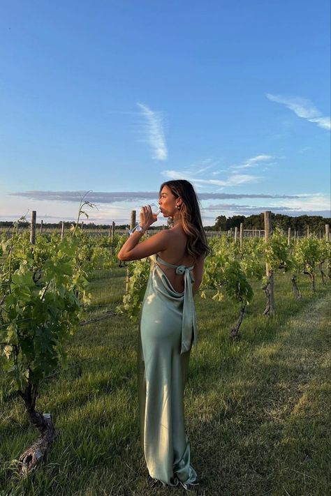 Wine Vineyard Photoshoot, Napa Vineyard Outfit, Winery Dress Outfit Summer, Napa Photo Ideas, Wine Vineyard Outfit Spring, Wine Tour Dress, Vineyard Wedding Outfit, Napa Valley Photoshoot, Vineyard Photo Ideas