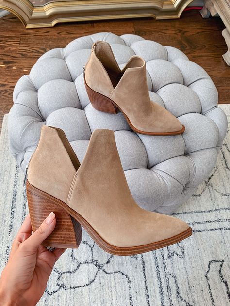 Nordstrom Anniversary Sale Guide 2019 + GIVEAWAY – Southern Curls & Pearls Suede Mules Outfit, Mules Outfit, Autumn Shoes Women, Chunky Heel Booties, Fall Booties, Tan Booties, Suede Mules, Nordstrom Anniversary Sale, Fall Shoes