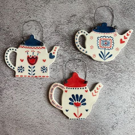 Ceramic Ornaments Diy, Clay Crafts Ideas, Clay Ornaments Diy, Ceramics Ornaments, Crafts Clay, Christmas Ceramics, Ceramic Christmas Ornaments, Clay Christmas Decorations, Heart Ceramic