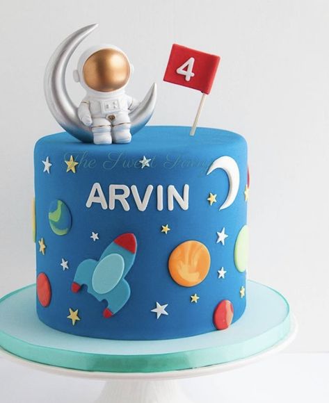 Rocket Theme Cake, Simple Space Theme Cake, Astraunaut Cake, Planets Cake Birthday, 1st Birthday Space Cake, Earth Cake Ideas, Birthday Cake For Boys 4th, Space Theme Cake Kids, Astronaut Cake Birthday