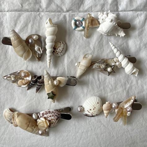 Mermaid seashell hair clips Message me the # you... - Depop Sea Shell Bobby Pins, Mussel Shells Crafts, Sea Shell Hair Clip, Seashell Claw Clip, Seashell Hairclip, Shell Claw Clip, Seashell Hair Clips, Diy Barrettes, Shell Hair Clips