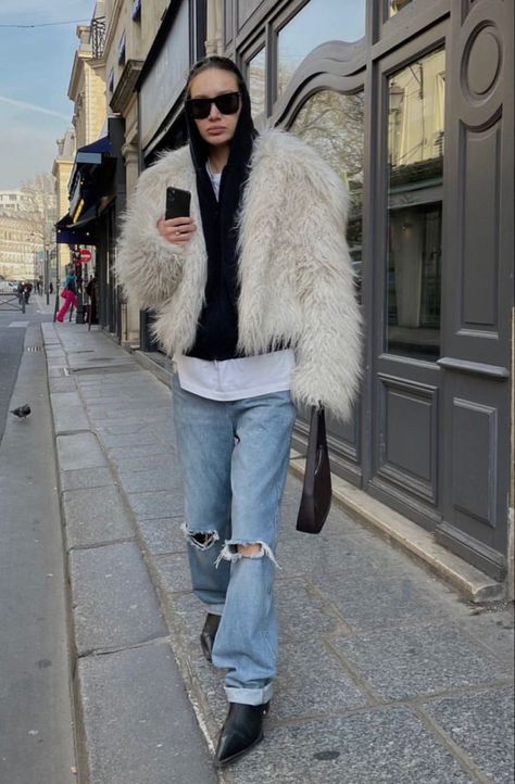 Berlin Winter Street Style, Faux Fur Outfit Ideas, Shaggy Jacket Outfit, Winter Layering Outfits Street Style, Fur Jacket Street Style, Layering Outfits Street Style, White Fur Coat Outfit, Street Style French, Faux Fur Coats Outfit