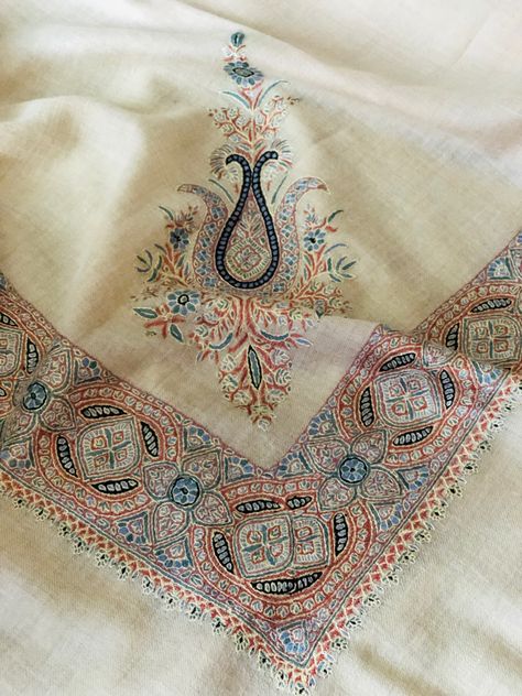 Extremely fine pashmina shawl, like a big silk scarf. Perfect for early fall. Big Silk Scarf, Kashmiri Pashmina Shawl, Kashmiri Work, Gcse Textiles, Silk Bag, Stole Scarf, Embroidery Bags, Boutique Stores, Paisley Floral