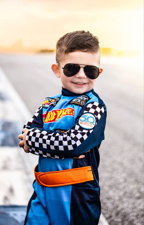 Race Car Photoshoot, Racing Photoshoot, Two Fast Two Furious, Hot Wheels Themed Birthday Party, Bolo Hot Wheels, Hotwheels Birthday Party, Boys Photography, Photography Birthday, Car Photoshoot