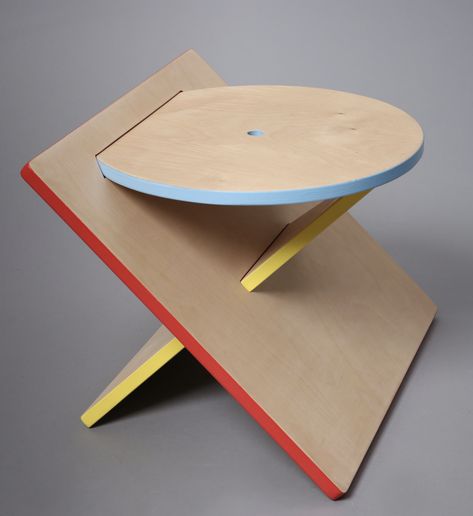 The stool consists of  3 simple basic shapes and colours used in Bauhaus design.The colours active space. It seems to be abstraction and functional. Bauhaus Furniture, Foldable Furniture, Plywood Chair, Cnc Furniture, Flat Pack Furniture, Walter Gropius, Bauhaus Design, Stool Design, Plywood Furniture