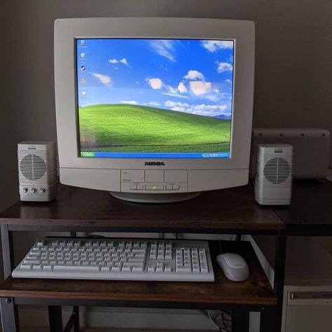 Tech Museum, Chaotic Energy, Nostalgia 2000s, Desktop Windows, Retro Tech, Tech Aesthetic, Robot Technology, Desktop Setup, Windows Computer