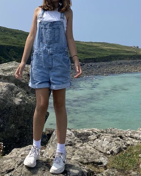 90s Aesthetic Summer Outfits, Overalls Outfit Aesthetic Summer, Overalls Outfit Summer Shorts, Beach Overall Outfits, 90s Beach Aesthetic Outfits, Overall Aesthetic Outfit, Overalls Aesthetic Outfit, Short Dungarees Outfit Summer, Sea Outfit Aesthetic