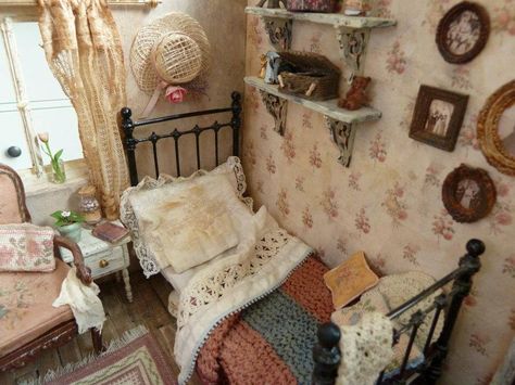 Primitive Bedroom, Doll House Bedroom, Dollhouse Bedroom, Haunted Dollhouse, Mini Doll House, Doll House Plans, Doll House Crafts, Dollhouse Projects, Victorian Dollhouse