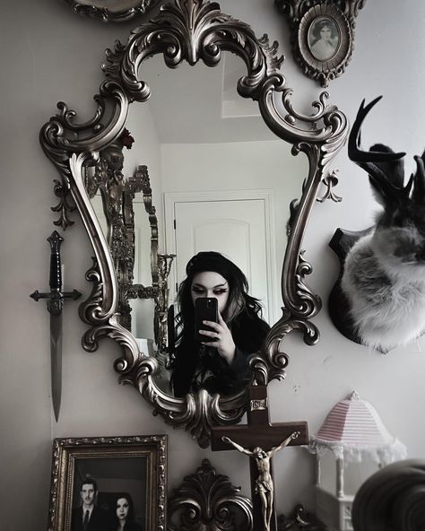 Goth Bedroom Aesthetic Victorian, Goth Bedroom Victorian, Vampire Themed Bedroom, Gothic Themed Bedroom, Vintage Gothic Home Decor Victorian, Gothic Studio Apartment, Vampire Room Decor, Victorian Goth Room, Soft Goth Room