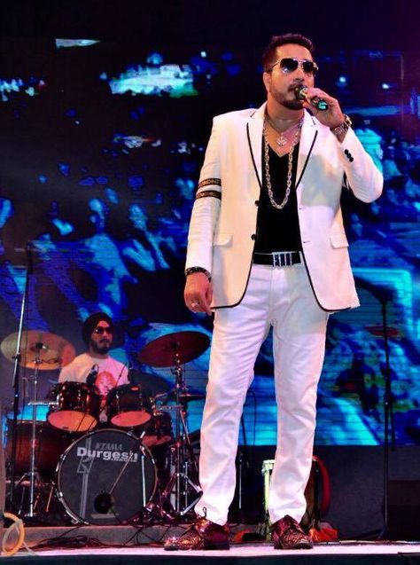 Rocking voice of Mika Singh Mika Singh, 4k Photos, Live Concert, Indore, Men's Blazer, The Voice, Blazer, Concert, Quick Saves