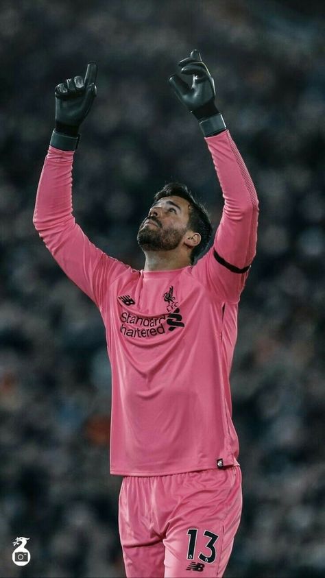 Goalkeeper Aesthetic, Goalkeeper Wallpaper, Liverpool Goalkeeper, Football Goalkeeper, Brazil Team, Soccer Style, Liverpool Wallpapers, Cr7 Wallpapers, Soccer Photography