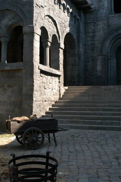 Castle Courtyard, Stone Castle, Castle Exterior, Medieval Aesthetic, Between Two Worlds, Robin Hood, Medieval Fantasy, Dragon Age, Middle Ages