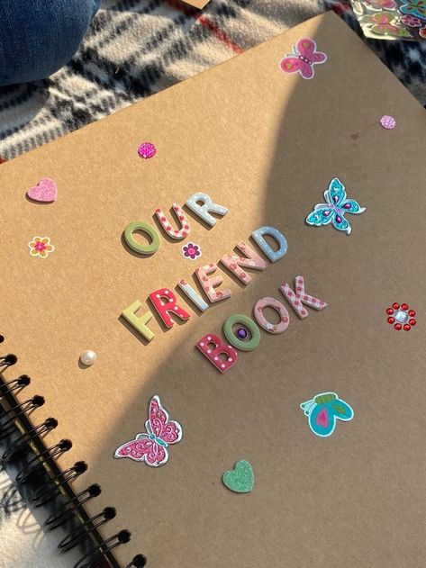 School Memories Scrapbook, Friends Journal, Friend Scrapbook, Diy Photo Book, Бисер Twin, Bulletin Journal Ideas, Memory Journal, Diy Journal Books, Friend Book