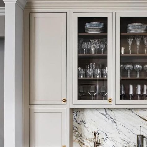 Traditional Home on Instagram: "“Warm Front,” featured in @traditionalhome’s winter issue, showcases a beverage station where stained walnut elegantly appears on shelves and cabinet backs. Designed by kitchen designer @tsmithshiflett and interior designer @elizabethmillerreich, this space exudes charm with its ample attention to detail made visible through glass-front cabinets. Written by Jody Garlock 📷 by Zain Goldberg" Glass Kitchen Shelves, Sandy Kitchen, Kitchen Glass Cabinets, Glass Front Kitchen Cabinets, Beverage Station, Kitchen Designer, Glass Front Cabinets, Walnut Cabinets, Drink Station