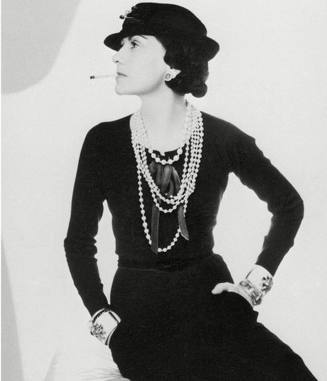 Find the Perfect Little Black Dress for Over 50 and Over 60 Women Coco Chanel Bags, Vogue Youtube, Chanel Blazer, Stars D'hollywood, Coco Chanel Fashion, Mademoiselle Chanel, Moda Chanel, Chanel Suit, Louise Brooks