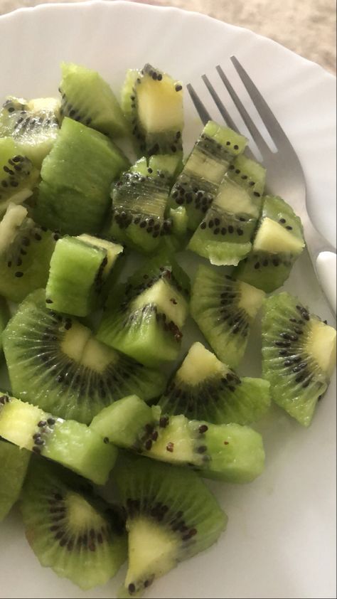 Fruit Snap, Food Story, Food Snap, Recipes With Kiwi Fruit, Snap Ideas, Kiwi Snacks, Ways To Eat Kiwi, How To Eat Kiwi Fruit, Kiwi Fruit Aesthetic