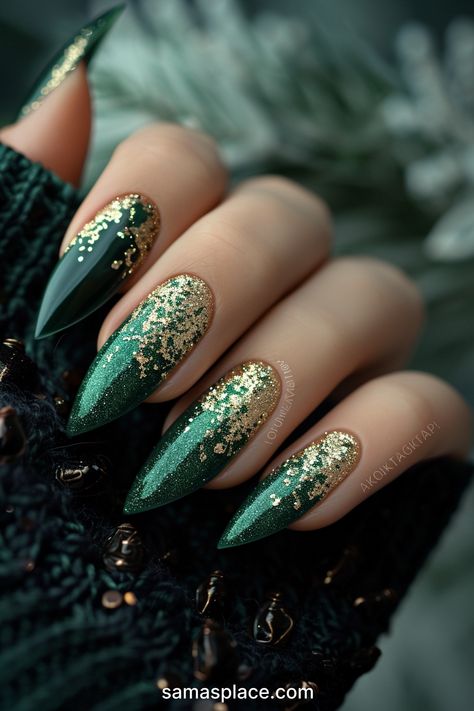 30+ Emerald Green Winter Nails Art ideas and Designs Green Xmas Nails Designs, Green And Gold Winter Nails, Green And Gold Sparkle Nails, Gold Nails For Christmas, Green And Gold Nails Christmas, Emerald Green Glitter Nails, Dark Green Stiletto Nails, Emerald Christmas Nails, Winter Long Nails