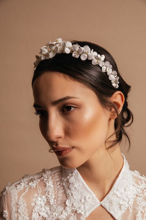 Wedding Bun With Headband, Bridal Hair Ideas, Romantic Hair, Crown Handmade, Wedding Bun, Floral Crown Wedding, Flowers Crown, Metal Crown, Romantic Hairstyles