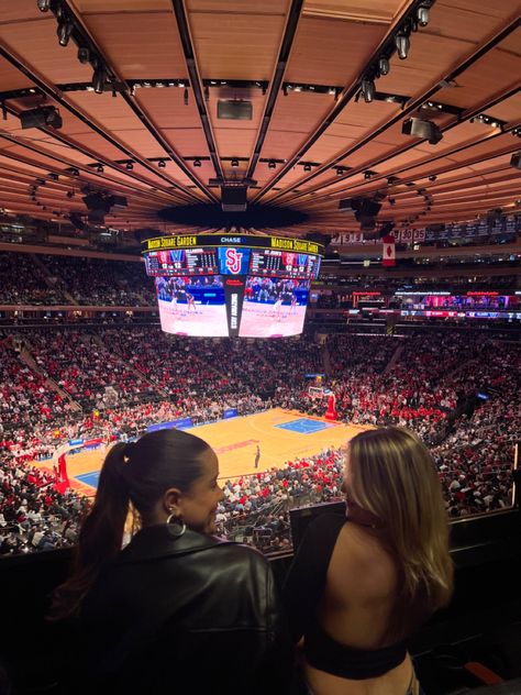 Basketball Courtside Aesthetic, Nba Game Picture Ideas, Basketball Game Courtside, Nba Game Photo Ideas, Court Side Basketball Game, Wag Aesthetic Basketball, March Madness Aesthetic, Basketball Game Instagram Pictures, Courtside Basketball Aesthetic