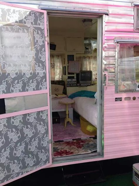 Vintage camper Lana Del Rey, Vintage Caravans, Trailer Park Trash, Pink Trailer, Americana Aesthetic, Girl Cave, Lizzy Grant, Vintage Rv, Living Vintage