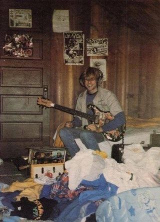 Kurt Cobain, Electric Guitar, Year Old, A Man, Guitar, On Twitter, Bed, Twitter, Clothes