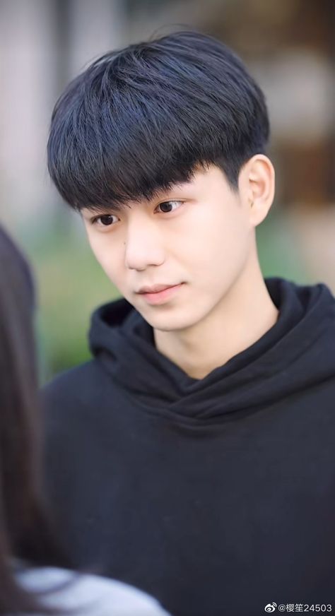 Two Block Straight Hair, Low Fade X Two Block, Two Block Low Fade, Two Block Haircut Straight Hair, Korean Hairstyle Men Bangs, Tow Block Hairstyle, Haircut For Men With Bangs, Korean Hairstyle Men Two Block, Men Haircut Bangs