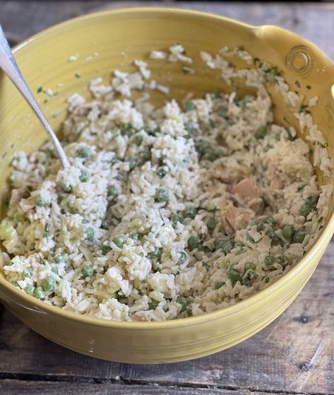 This Is The Best Recipe For Gluten-Free Tuna, Rice, and Green Pea Salad - nocrumbsleft Pasta Salad Gluten Free, Tuna Rice Salad, Green Pea Salad, Salad Gluten Free, Gluten Free Pasta Salad, Tuna Rice, Salad Buffet, Tuna Pasta Salad, Tuna Salad Pasta