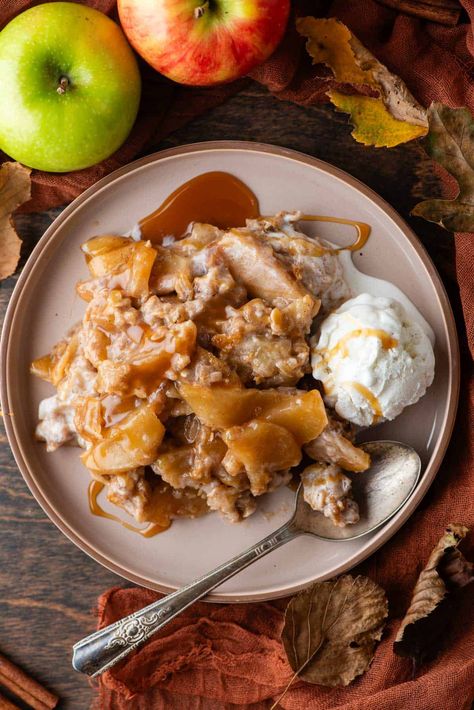 Get ready to wow friends, family, and yourself when you make the best apple crisp recipe with a warm apple filling and addictive crumble oat topping. Even better, you'll make it in just 5 easy steps with just 10 minutes of prep. The Best Apple Crisp, Apple Crisp With Oatmeal, Homemade Apple Crisp, Apple Crisp Topping, Best Apple Crisp Recipe, Best Apple Crisp, Easy Apple Crisp Recipe, Apple Coffee Cakes, Cookie Cookbook