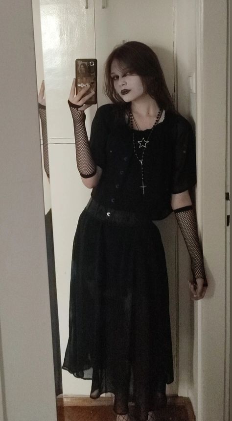 Trad goth makeup and outfit inspo mirror selfie aesthetic grunge goth metal alternative Casual Trad Goth Outfits, Easy Emo Outfits, Easy Goth Outfits, Trad Goth Outfit, 70s Goth, Trad Goth Outfits, Goth Outfit Inspo, Goth Fits, Goth Vibes