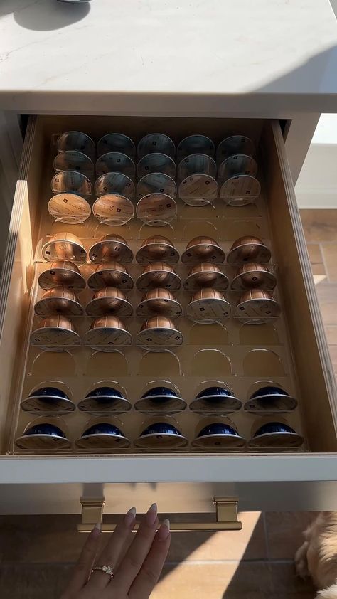 Nespresso Coffee Station Aesthetic, Nesspreso Pod Storage, Organize Nespresso Pods, Nespresso Home Coffee Bar, Espresso Coffee Bar Ideas, Nespresso Coffee Pod Storage, Nespresso Drawer Organization, Coffee Pod Drawer Organization, Coffee Pod Holder Ideas