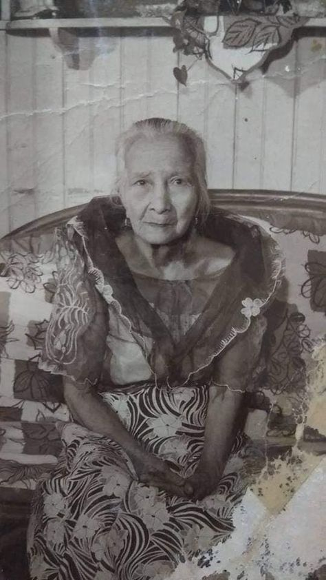 Philippine Old Photos Collection Old Filipino Aesthetic, Philippines Aesthetic Vintage, Filipino Grandma, Historical Philippines, Philippine Traditions, Andres Bonifacio, Filipino Heritage, Filipino Fashion, Group Picture