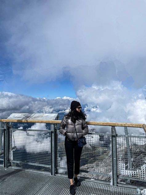 girl standing on the jungfraujoch top in switzerland Clothes To Wear In Switzerland, Hiking Outfit Switzerland, Lucerne Outfits, Swiss Travel Outfit, Winter Outfit Switzerland, Switzerland In March Outfits, Poses In Switzerland, Switzerland In October Outfits, Switzerland Hiking Outfit