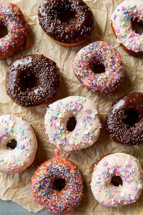 Glazed Doughnuts Recipe, Homemade Doughnut Recipe, Strawberry Frosting Recipes, Donut Icing, Donut Toppings, Easy Donuts, Homemade Doughnuts, Donut Maker, Sally's Baking