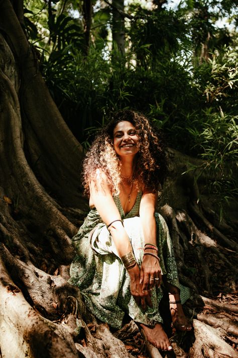 Photoshoot at a botanical garden with model, natural lighting . Wild Women Photoshoot, Nature Branding Photoshoot, Spiritual Photoshoot Ideas, Holistic Photoshoot, Foliage Photoshoot, Reiki Photoshoot, Branding Photoshoot Inspiration Outdoors, Botanical Garden Photoshoot Ideas, Greenery Photoshoot