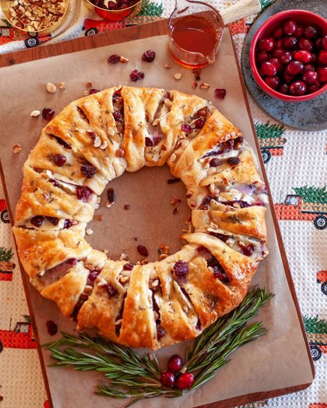 Brie Cranberry Hazelnut Wreath, Pillsbury Brie Cranberry, Crescent Roll Brie Cranberry Wreath, Christmas Cheese Recipes, Christmas Wreath Food Appetizer Recipes, Wreath Appetizer, Cranberry Wreath, Brie Cranberry, Brie Appetizer