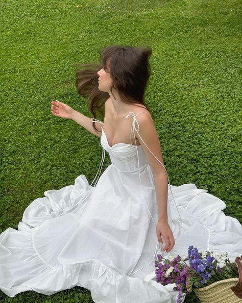 🕊️🤍 my fav season. the dress: zara 2673/297/250 #summerdress #summeroutfit #elegantstyle #chicfashion #romanticstyle Long White Flowy Dress, Flowy Dress Aesthetic, Cottagecore Dresses Aesthetic, 18th Photoshoot, Aesthetic White Dress, White Zara Dress, Flowy Outfit, Flowy White Dress, Spring Shoot