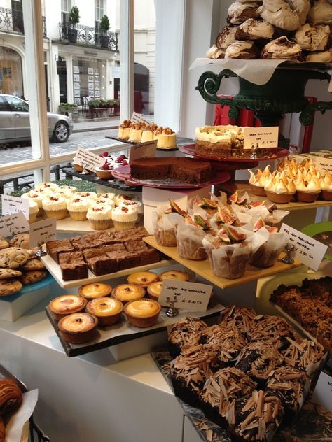 Cake Stall, Bakery Shop Design, Bakery Interior, Bread Shop, Decorações Com Comidas, Bakery Decor, Bakery Display, Bakery Design, Coffee Shop Design