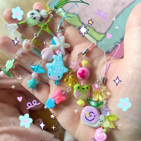 Friendship Charm Bracelets, Aesthetic Clay Keychain, Cute Keychain With Clay, Clay Keychain Diy Cute, Cute Diy Keychains, Cute Clay Things, Friendship Crochet, Clay Phone Charm, Diy Phone Charms