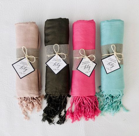 Este regalo nunca pasará de moda, por ser muy útil para tus invitadas: *PASHMINAS PERSONALIZADAS* 👉🏼Hechas de tela muy suave y muy versátiles. 👉🏻 Ideal para regalar en cualquier tipo de evento 📦 ✈️ Envíos a cualquier parte de México Tela