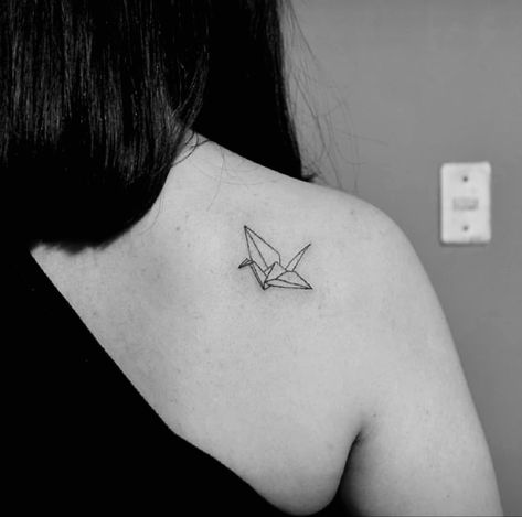 Paper crane tattoo Sadako Sasaki one thousand paper cranes Manacled Paper Crane Tattoo, Thousand Paper Cranes, Swan Tattoo, Origami Tattoo, Crane Tattoo, Paper Cranes, Tattoo Paper, Geniale Tattoos, Top Tattoos