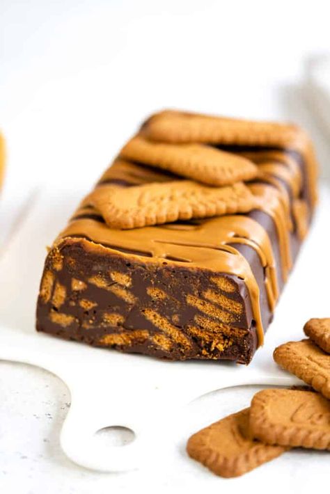 This Biscoff Chocolate Biscuit Cake is such a delicious no bake treat! You just need a handful of ingredients to make this chocolate fridge cake – just beware, it is highly addictive :) Chocolate Fridge, Torturi Baby Shower, Biscoff Chocolate, Chocolate Fridge Cake, No Bake Chocolate Cake, Lazy Cake, Fridge Cake, Biscoff Recipes, Biscoff Cake