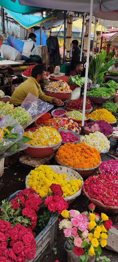 Flower market! Pune Jaipur Flower Market, Indian Flower Market Aesthetic, Pune Instagram Stories, Market Snapchat Stories, Pune Snapchat Stories Day, Pune City Aesthetic, Pune City Snaps, Indian Market Aesthetic, Pune City Photography