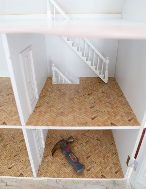 DIY herringbone dollhouse flooring Balayage, Dollhouse Flooring Diy, Victorian Dollhouse Miniatures, Dollhouse Plans, Dollhouse Makeover, Dollhouse Flooring, Ikea Dollhouse, Dollhouse Bookcase, Cardboard Dollhouse