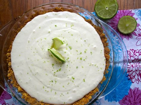 Simple Lime Pie (Postre de Limón) Margarita Pie Recipe, Colombian Desserts, Margarita Pie, Latin Desserts, Colombian Recipes, Summer Pie, Lime Recipes, Colombian Food, Favorite Pie