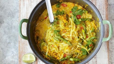 Jamie Oliver's 15 Minute Meals: Thai-Style Chicken Laksa Mildly Spiced Noodle Squash Broth | CBC Life Jamie Oliver 15 Minute Meals, Jamie's 15 Minute Meals, Spicy Soup Recipes, 15 Min Meals, Chicken Laksa, Laksa Recipe, Spicy Soup, Jamie Oliver Recipes, 15 Minute Meals