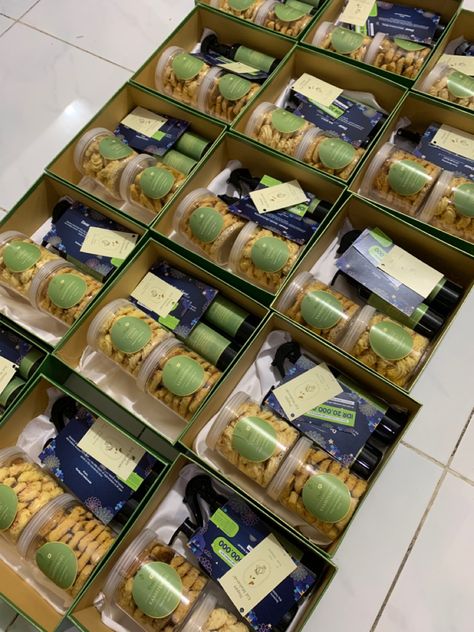 Hampers Idea Hampers Lebaran Aesthetic, Hampers Aesthetic, Snack Hampers, Hampers Snack, Hampers Ramadhan, Hampers Idea, Banana Chips, Hari Raya, Business Idea