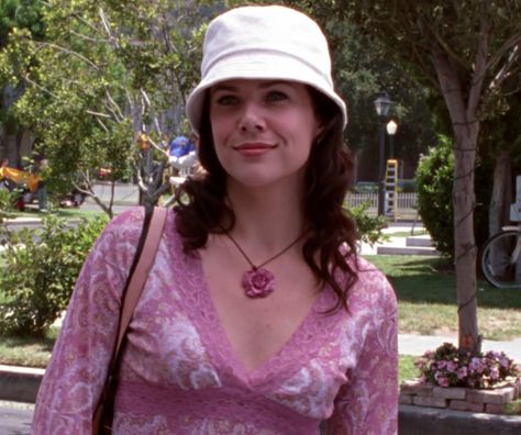 20 of Lorelai Gilmore’s Most Early Aughts Looks | Vogue Lorelai Gilmore Outfits, Lorelai Gilmore Style, Rikki H2o, Gilmore Outfits, Gilmore Girls Lorelai, Hm Outfits, Gilmore Girls Fashion, Lorelei Gilmore, Gilmore Girls Outfits