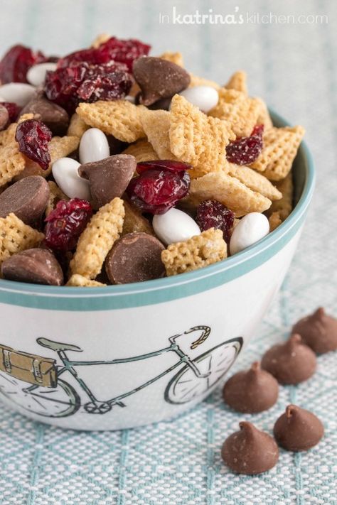 Healthy Trail Mix Recipes, Trail Mix Recipe, Nut Free Snacks, Healthy Trail Mix, Trail Mix Recipes, Chex Mix Recipes, Snack Craving, Snack Mix Recipes, Chex Mix